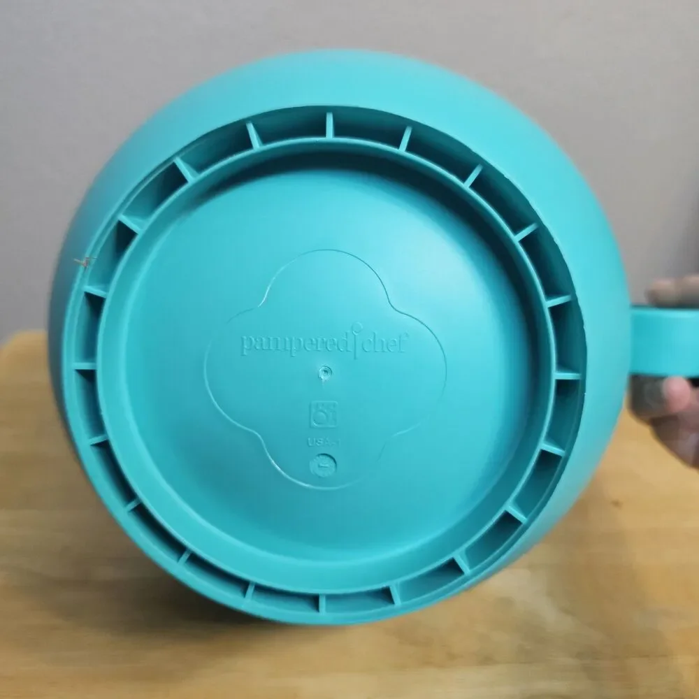 Pampered Chef Turquoise Plastic Mixing Bowl 9